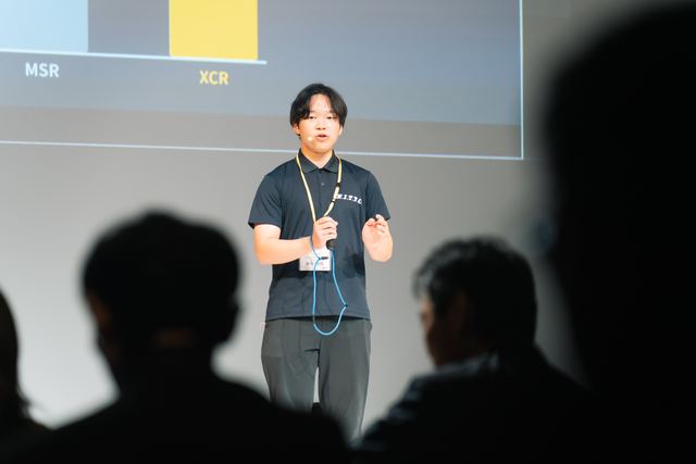 聴衆を前にピッチする創業メンバー・奥河